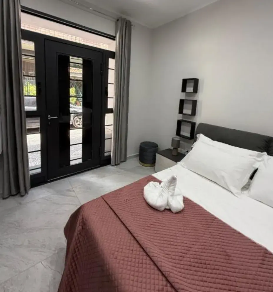 Camera con letto matrimoniale e porta a vetri dell'appartamento