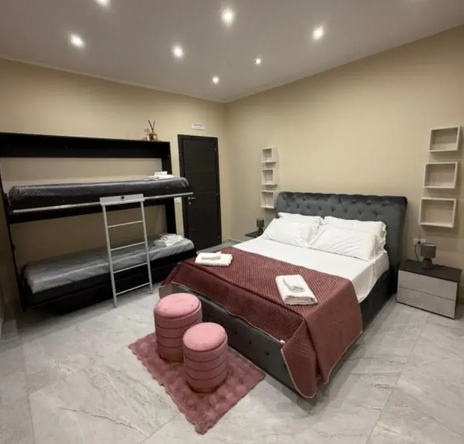 Camera con letto a castello e letto matrimoniale nell'appartamento