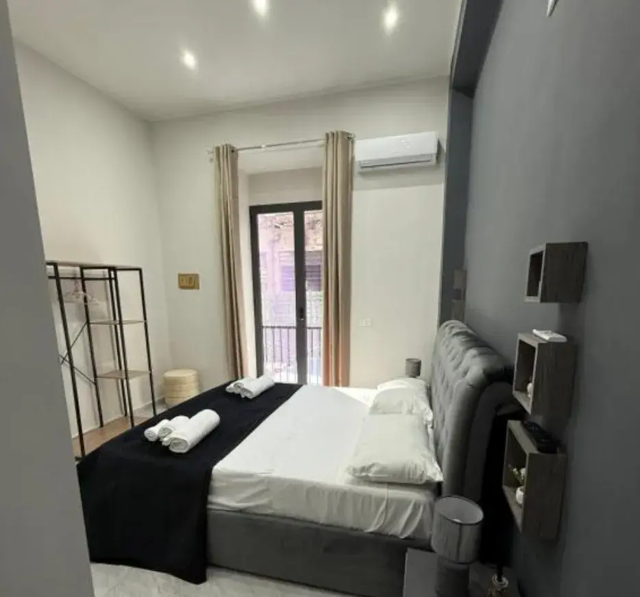 Camera con letto matrimoniale e porta sul balcone