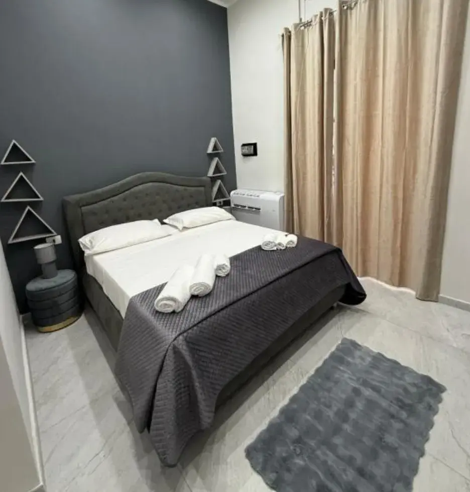 Camera con letto king-size e tende beige