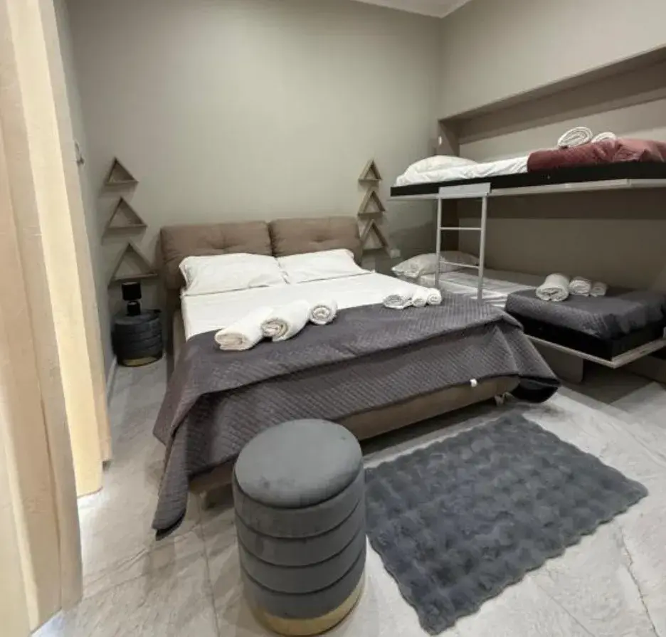 Camera Quadrupla Comfort con letto matrimoniale e letti a castello