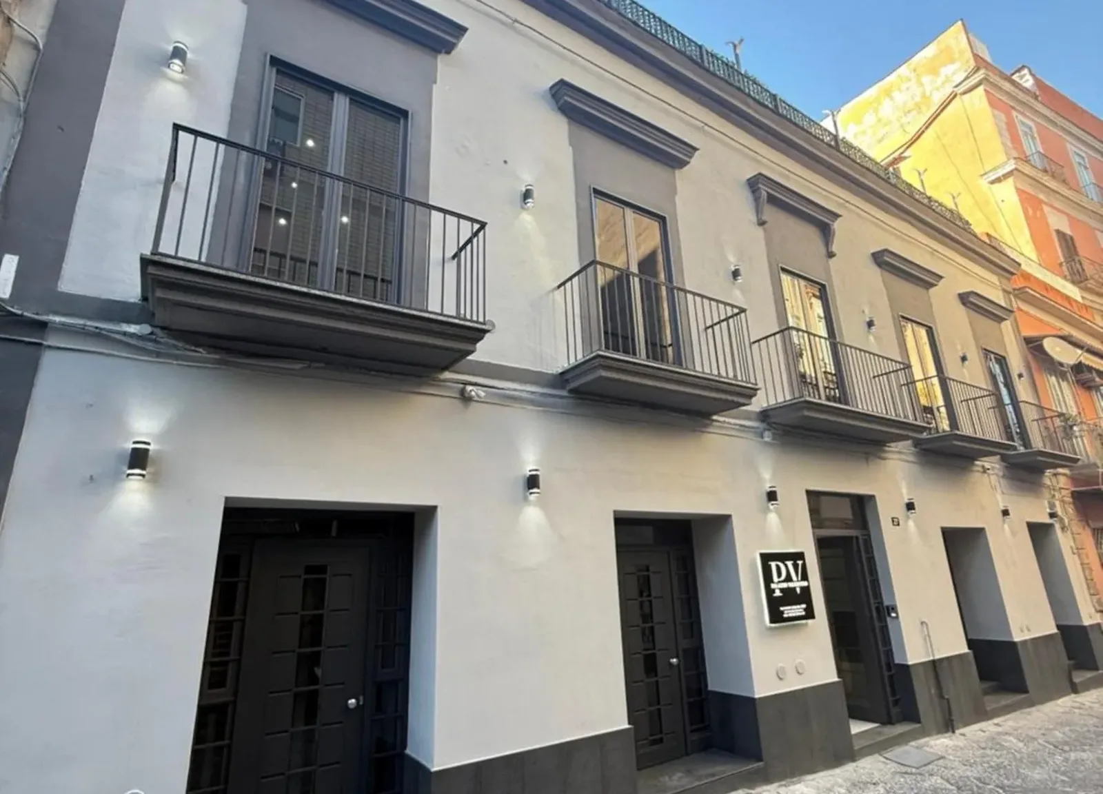 Facciata con balconi in Via Antonio de Curtis, a Napoli